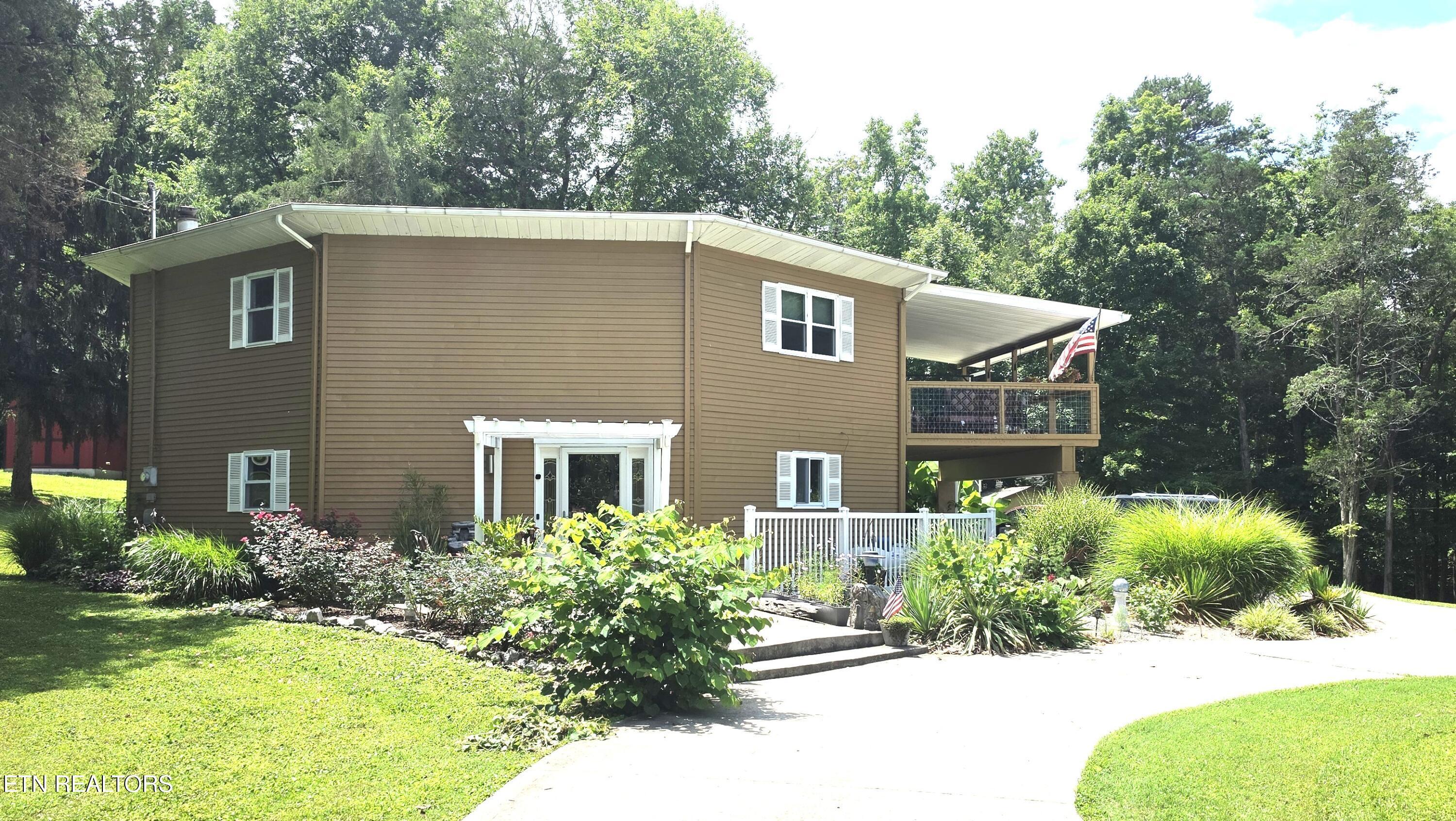 Image 4: 1 outside front