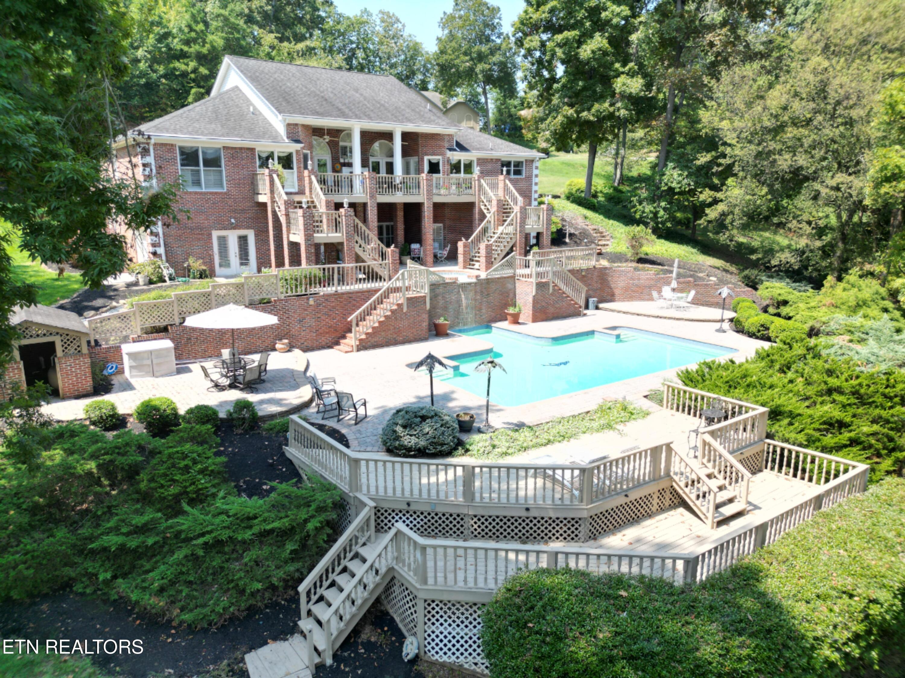 Image 2: RearViewLakeCrest