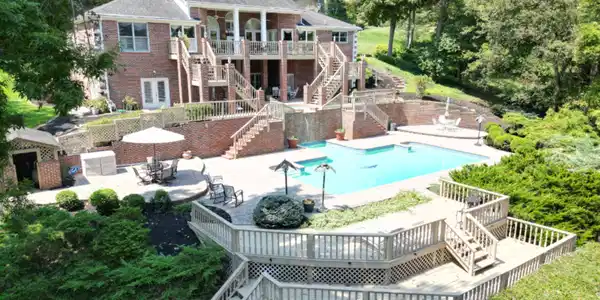 Image 2: RearViewLakeCrest