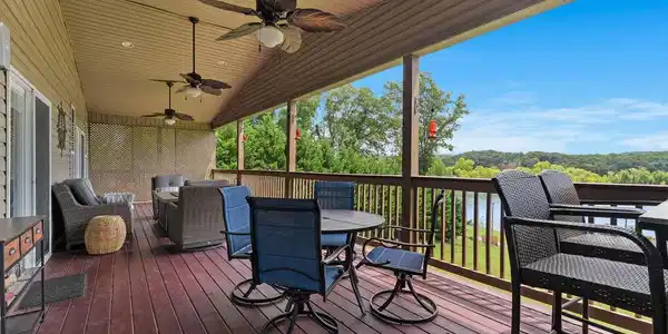 Image 4: Lakeside Porch