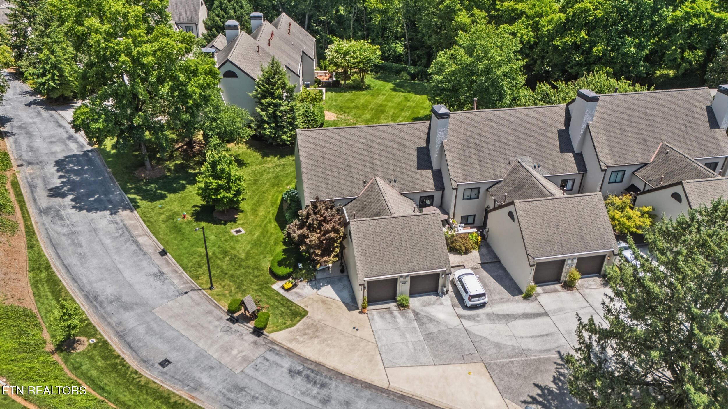 Image 1: 5_1486 touraine place-11