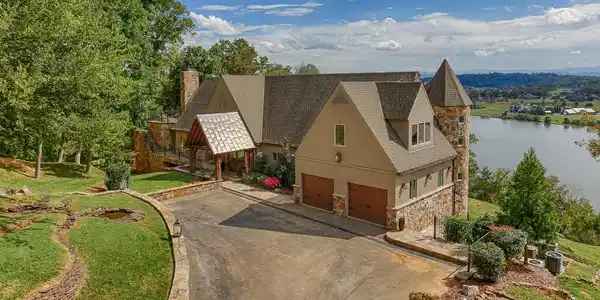 2541 Lakefront Drive
