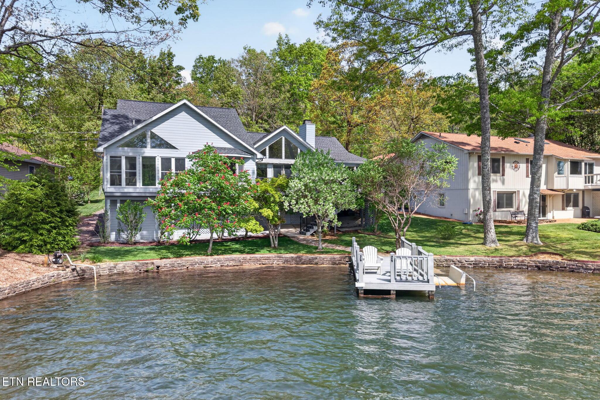 Image 3: Rear view from the lake