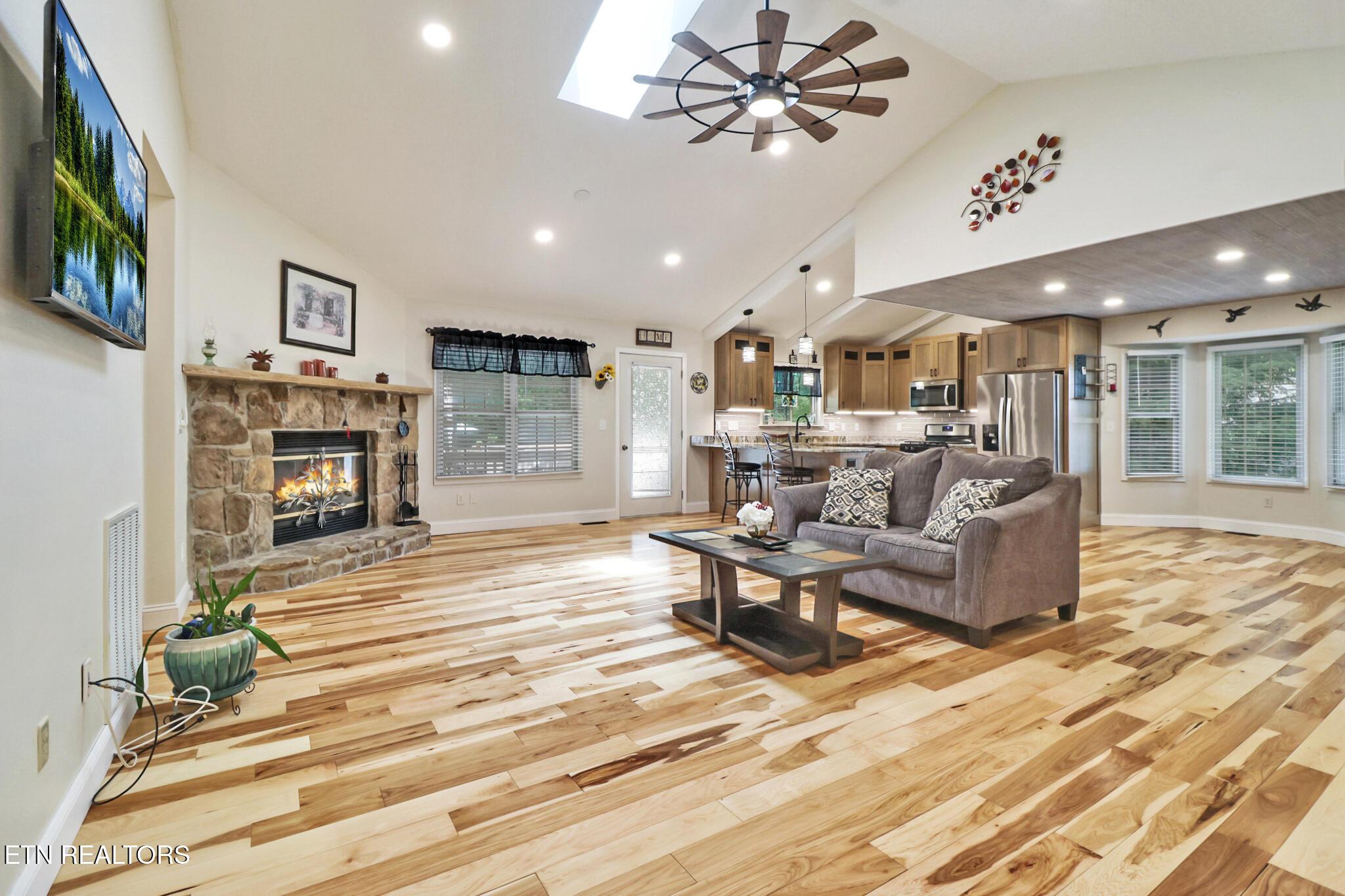 Image 2: Living area