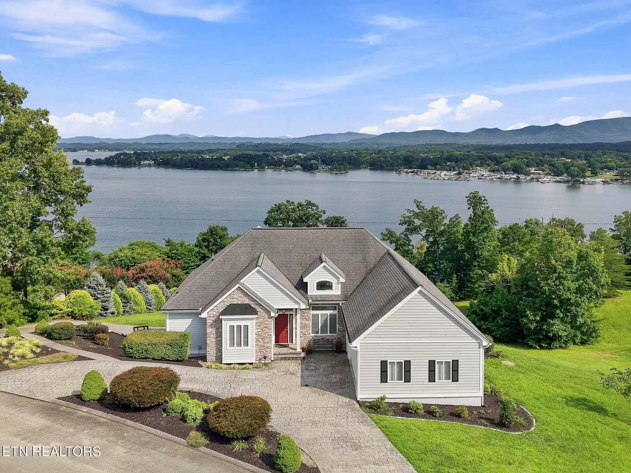 Image 1: 630_Waterwood_Court_White_Pine_008-2