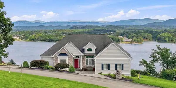 Image 2: 630_Waterwood_Court_White_Pine_003-2