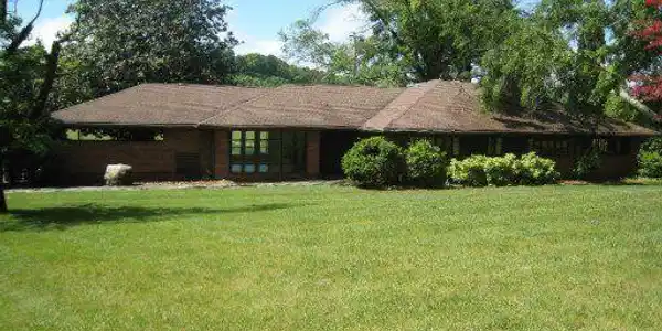 2104 Cherokee Blvd