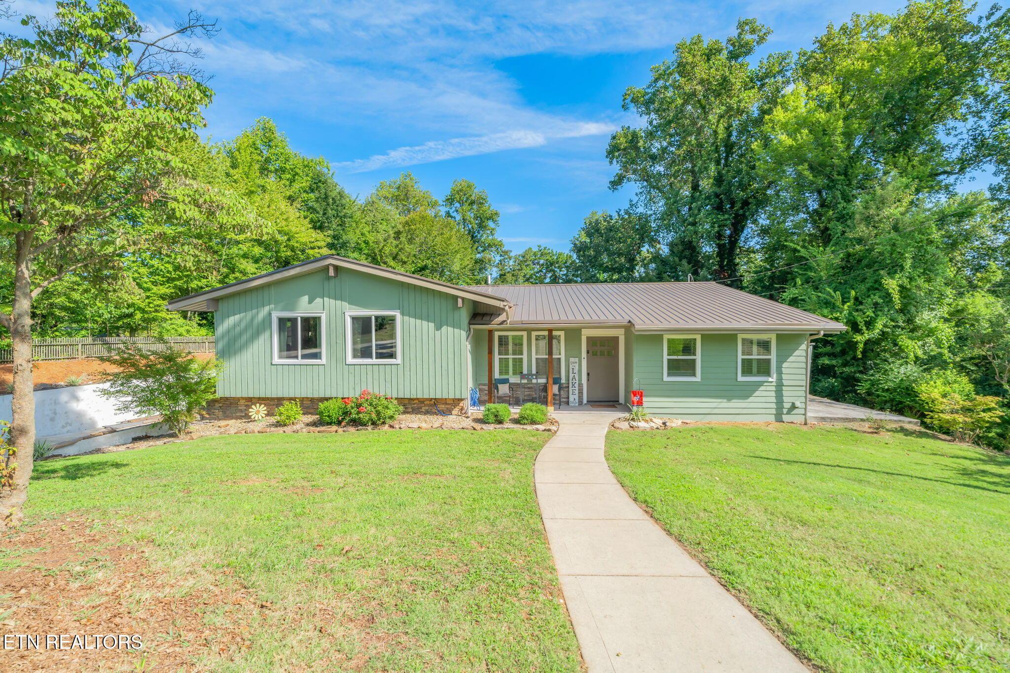 Image 1: 1-web-or-mls-828 Sargent Drive-67