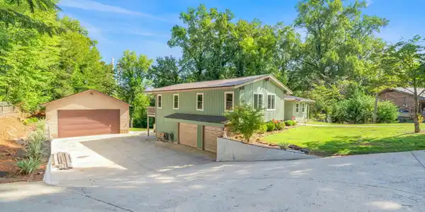 Image 2: 6-web-or-mls-828 Sargent Drive-64