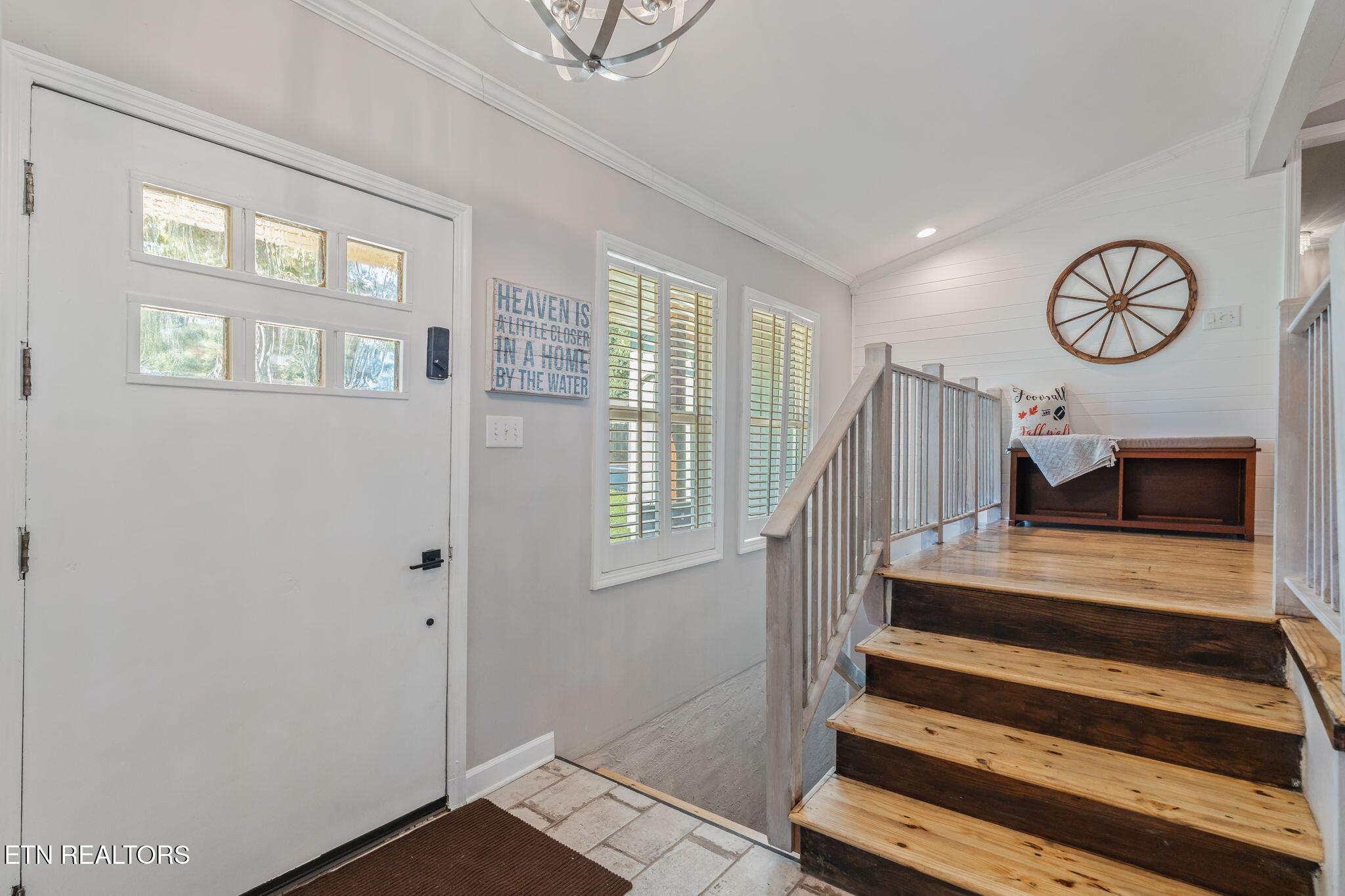 Image 4: 10-web-or-mls-828 Sargent Drive