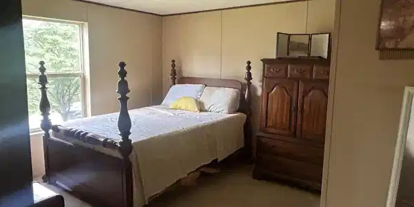 Image 4: Bedroom