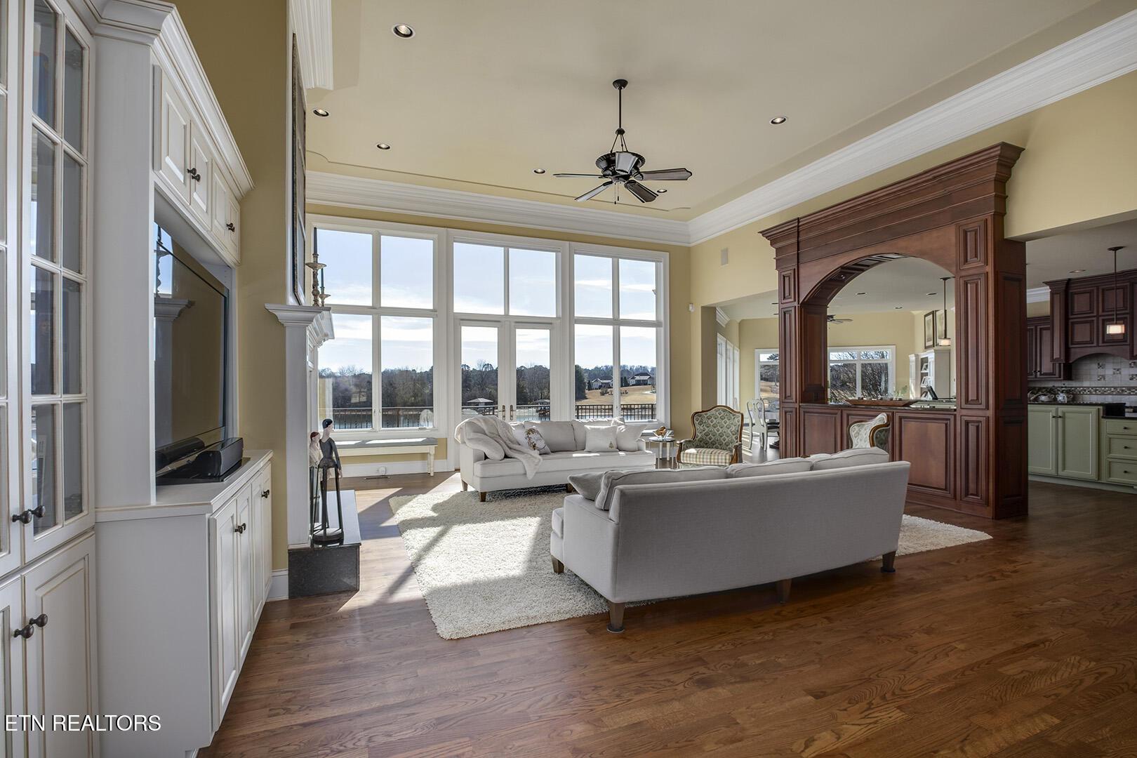 Image 4: 04_204 Tuscarora Lane_Living01