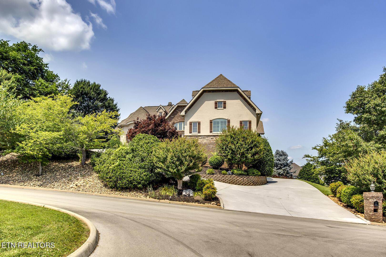 Image 3: 03_BlackHawkDrive_117_FrontStreetLevel