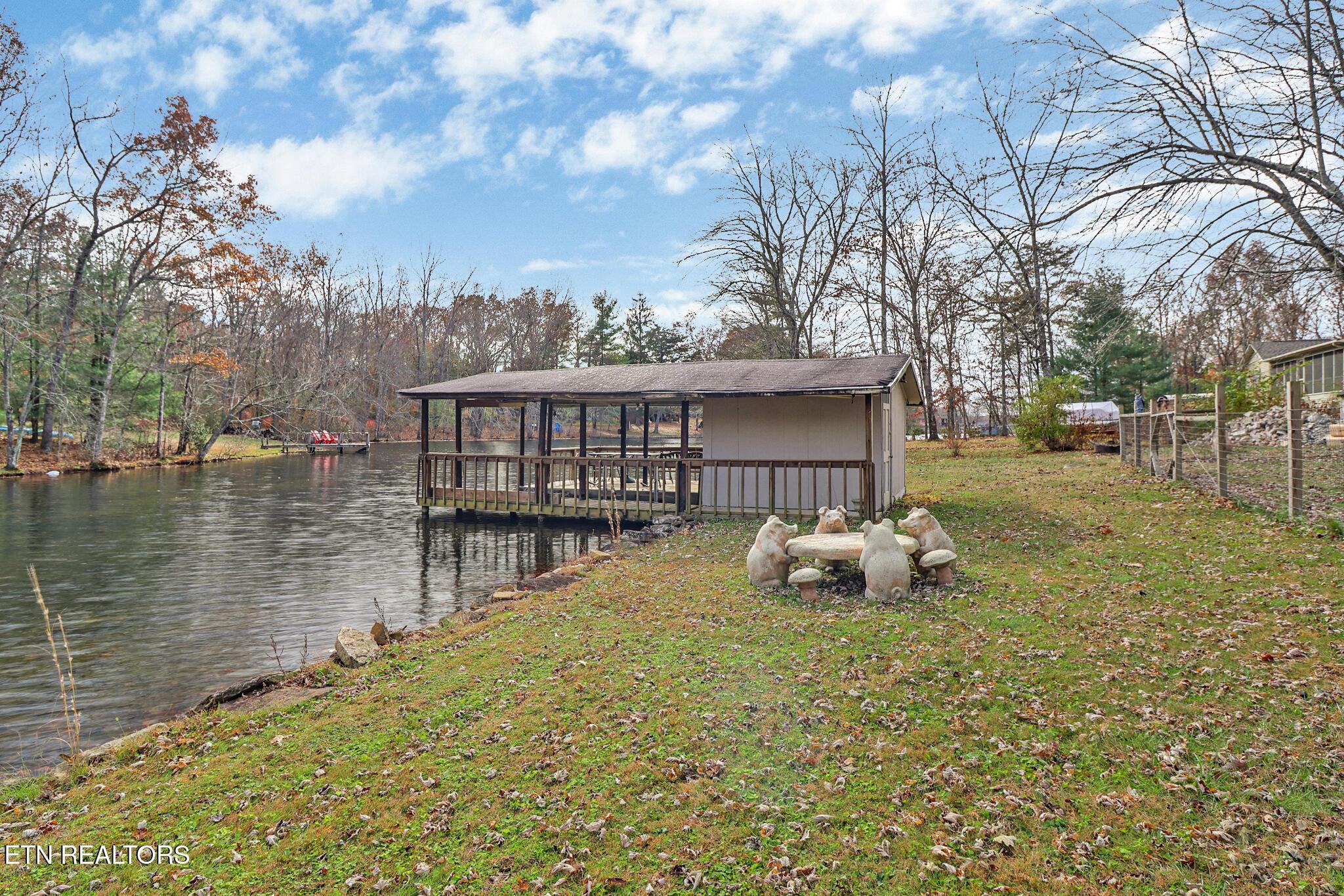 Image 3: Lakefront View