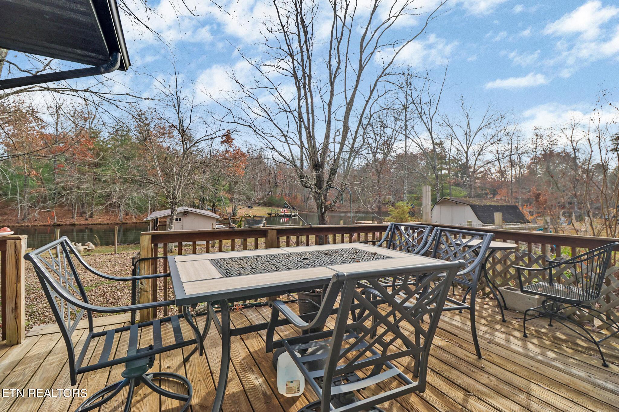 Image 4: Lakefront Deck