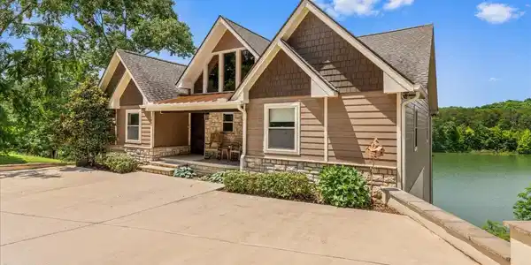 Image 3: 01-Exterior