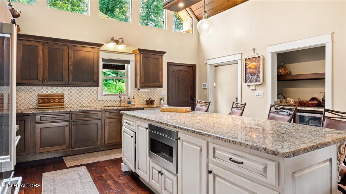 Image 4: 04-Kitchen