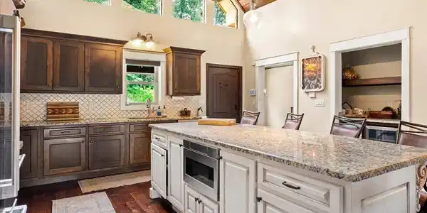 Image 4: 04-Kitchen