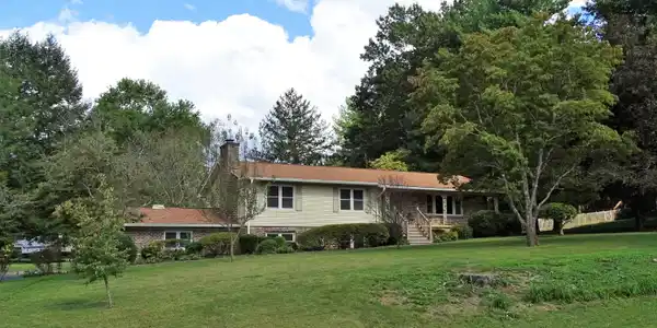 2028 W Velmetta Circle