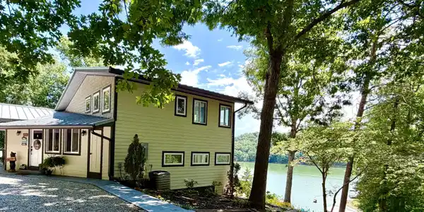 Image 3: Year Round Water 606' of Shoreline!!