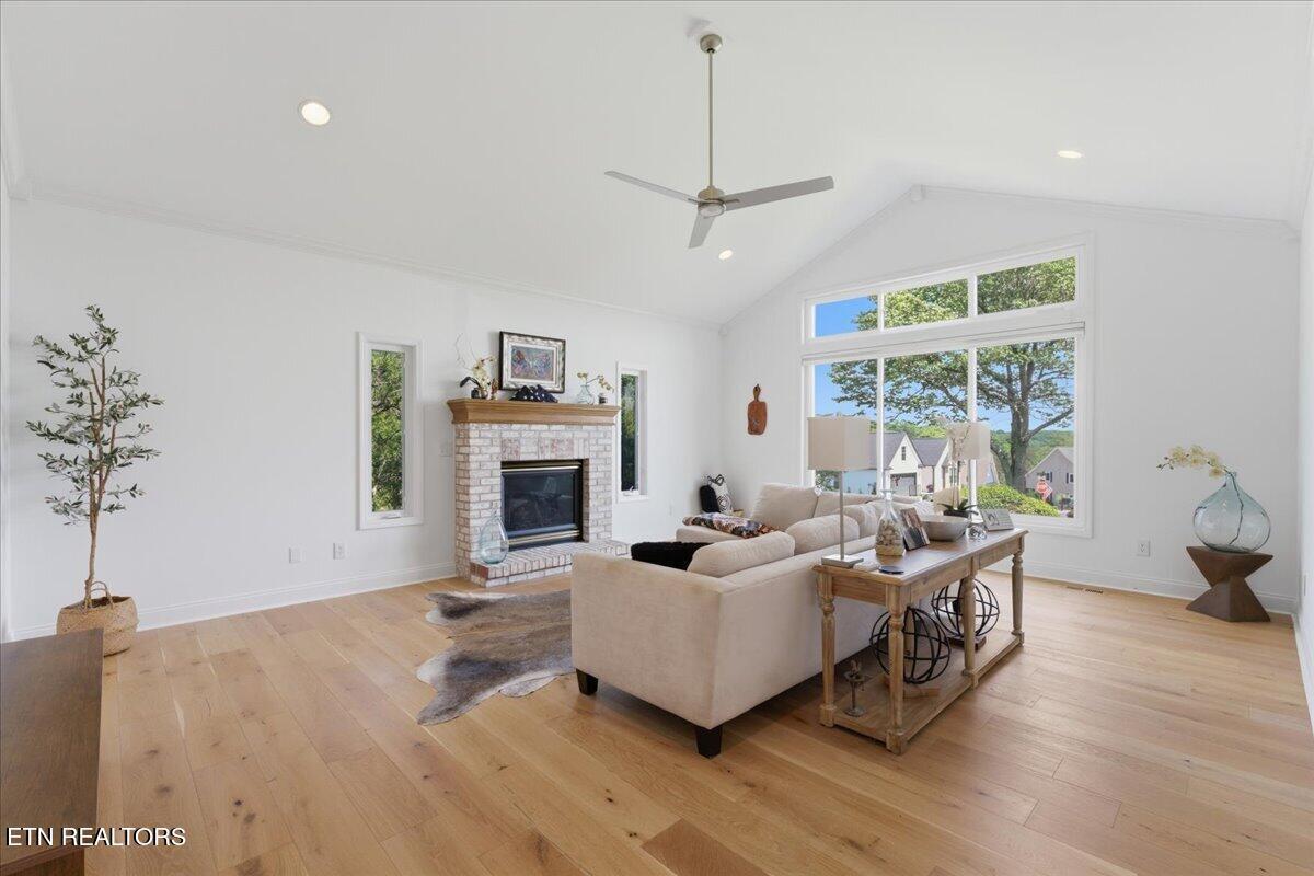 Image 4: 04-Living Room