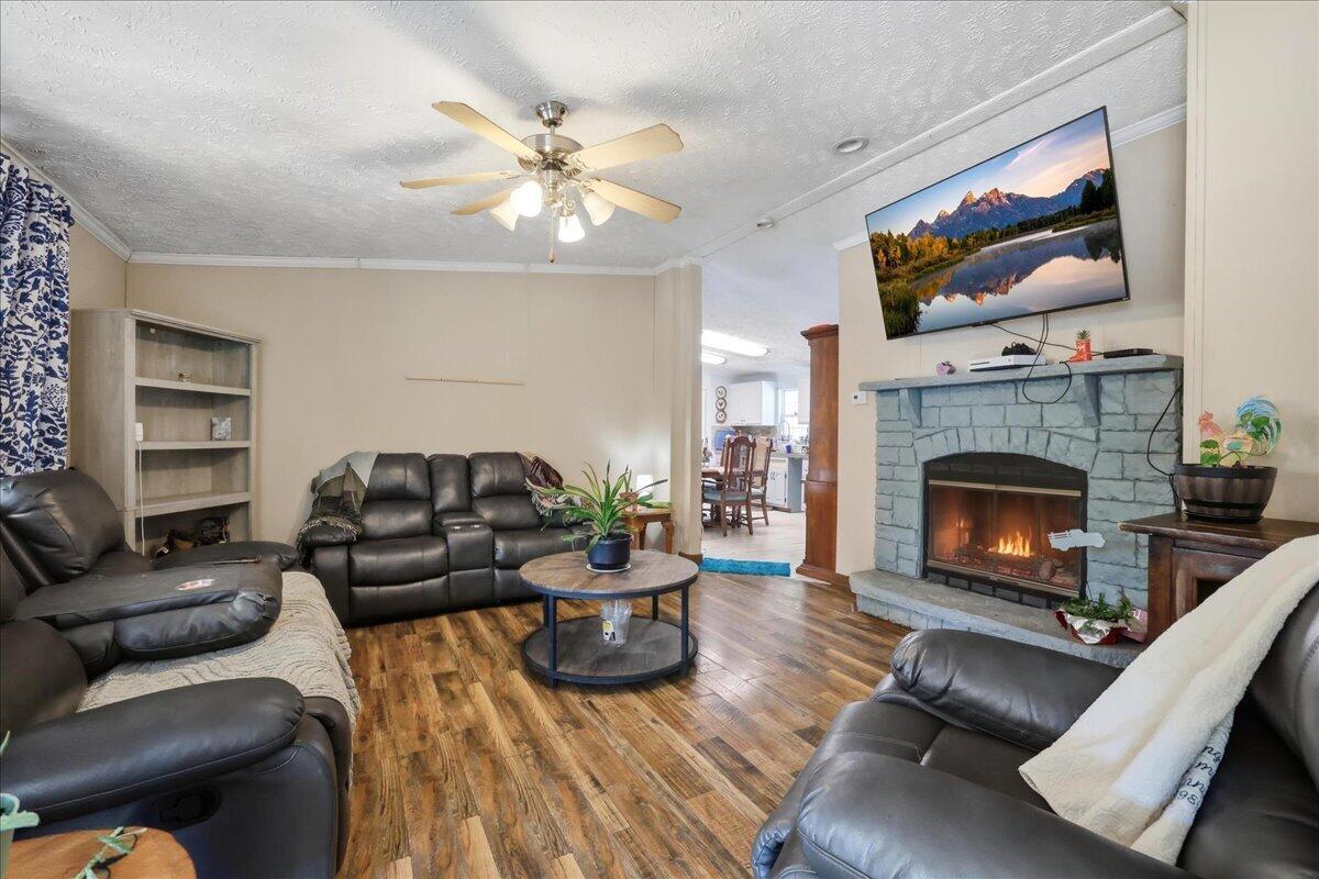 Image 3: Living room