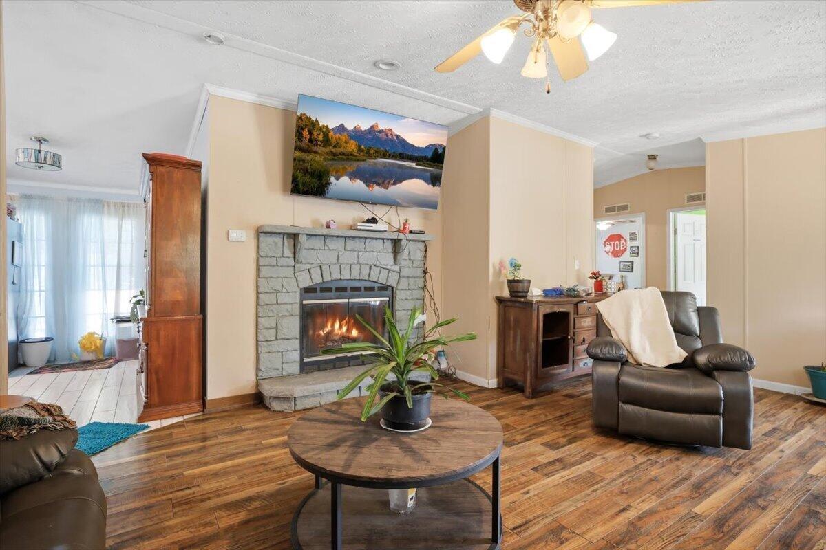 Image 4: Living room