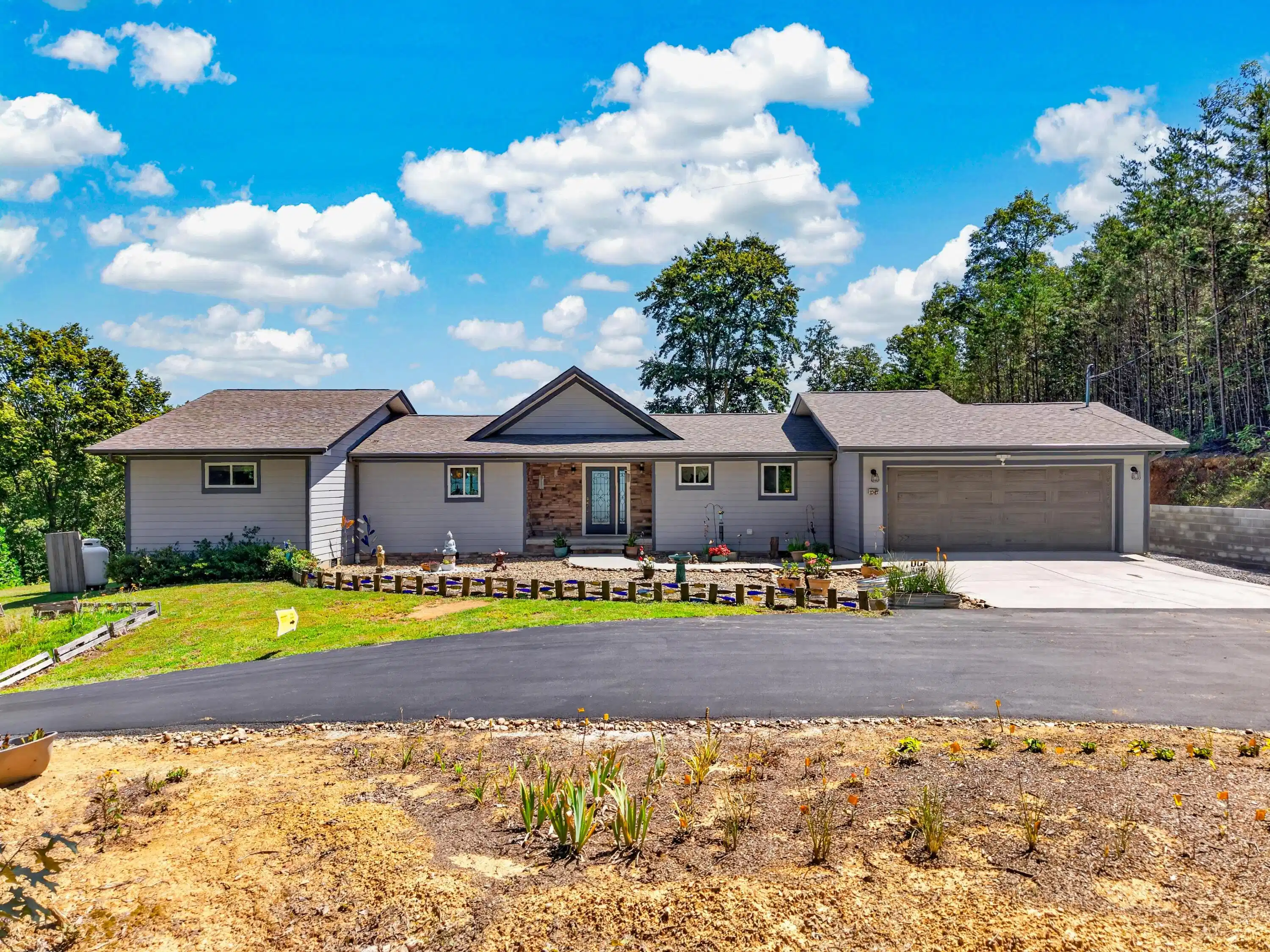 Image 1: 001-1045HarborPointDrive-Sevierville-TN-