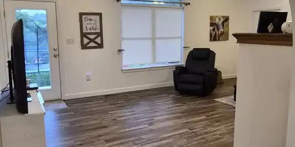 Image 4: Foyer to living room