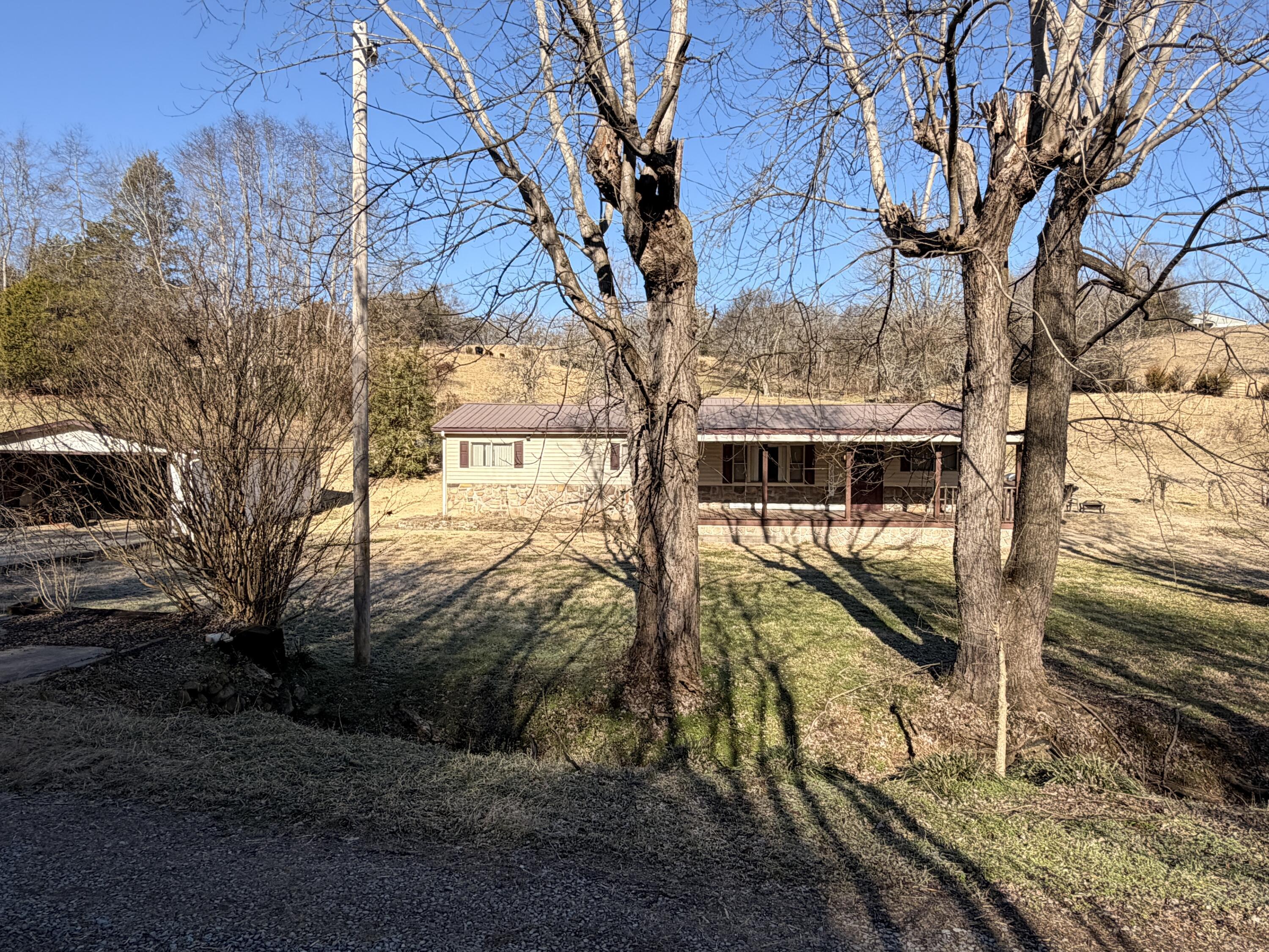 Image 3: With detached garage