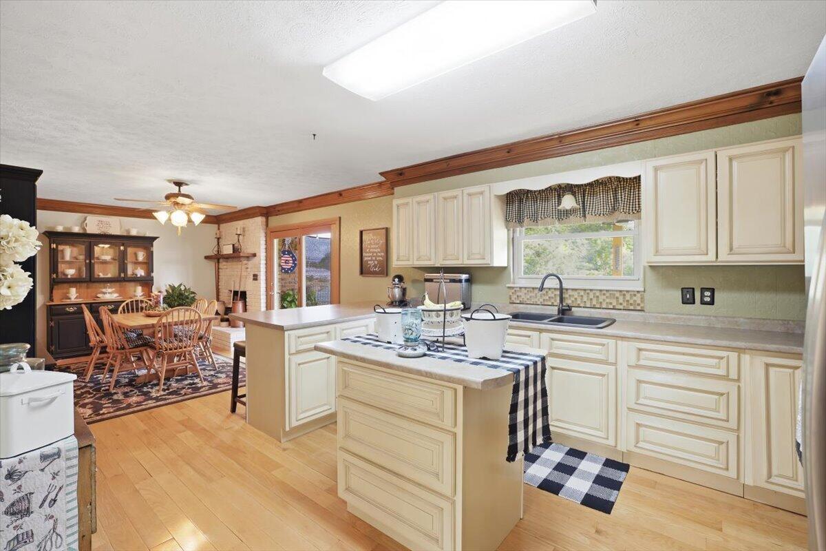 Image 2: 14-3379 Lake Dr 14