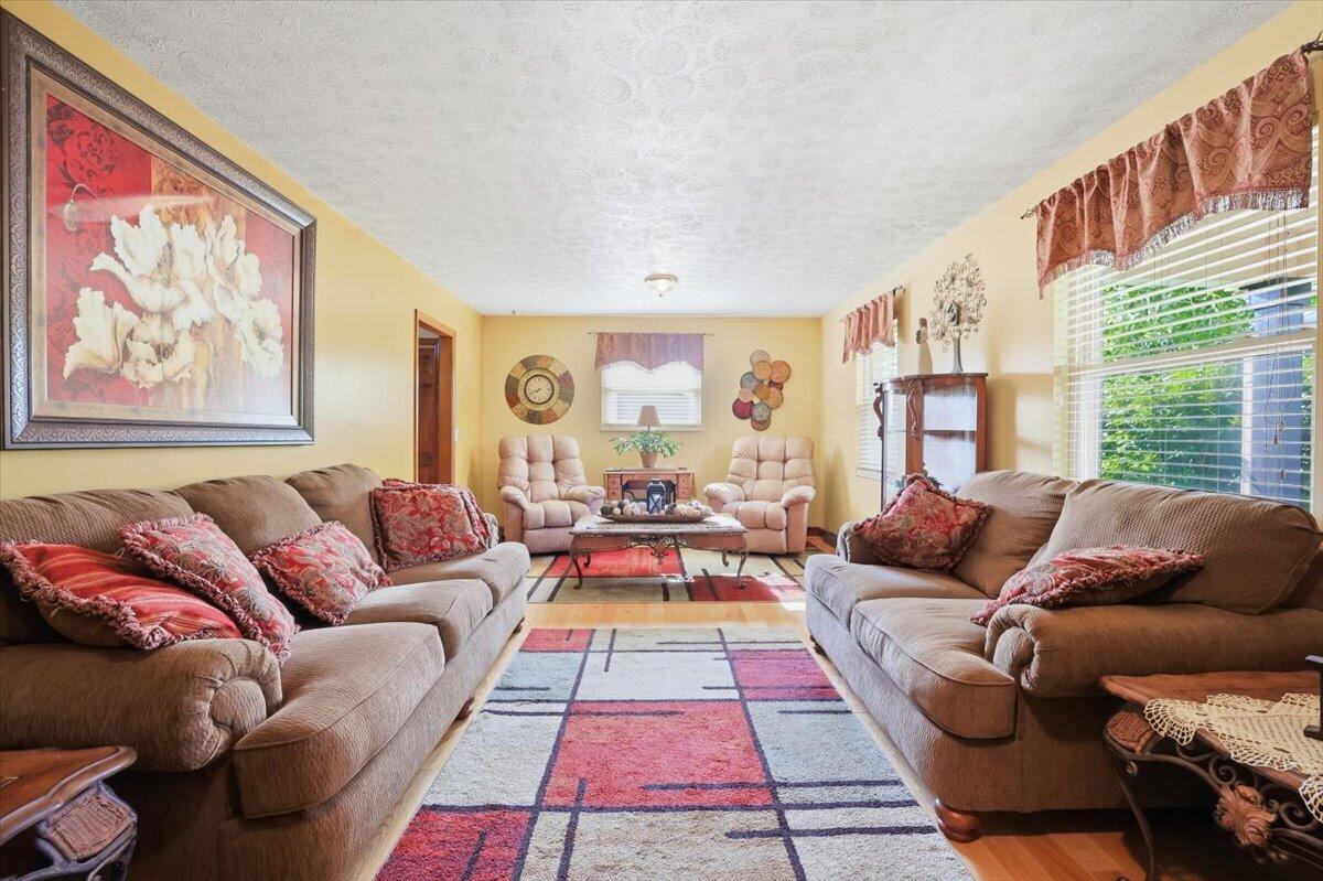 Image 3: 05-3379 Lake Dr 5