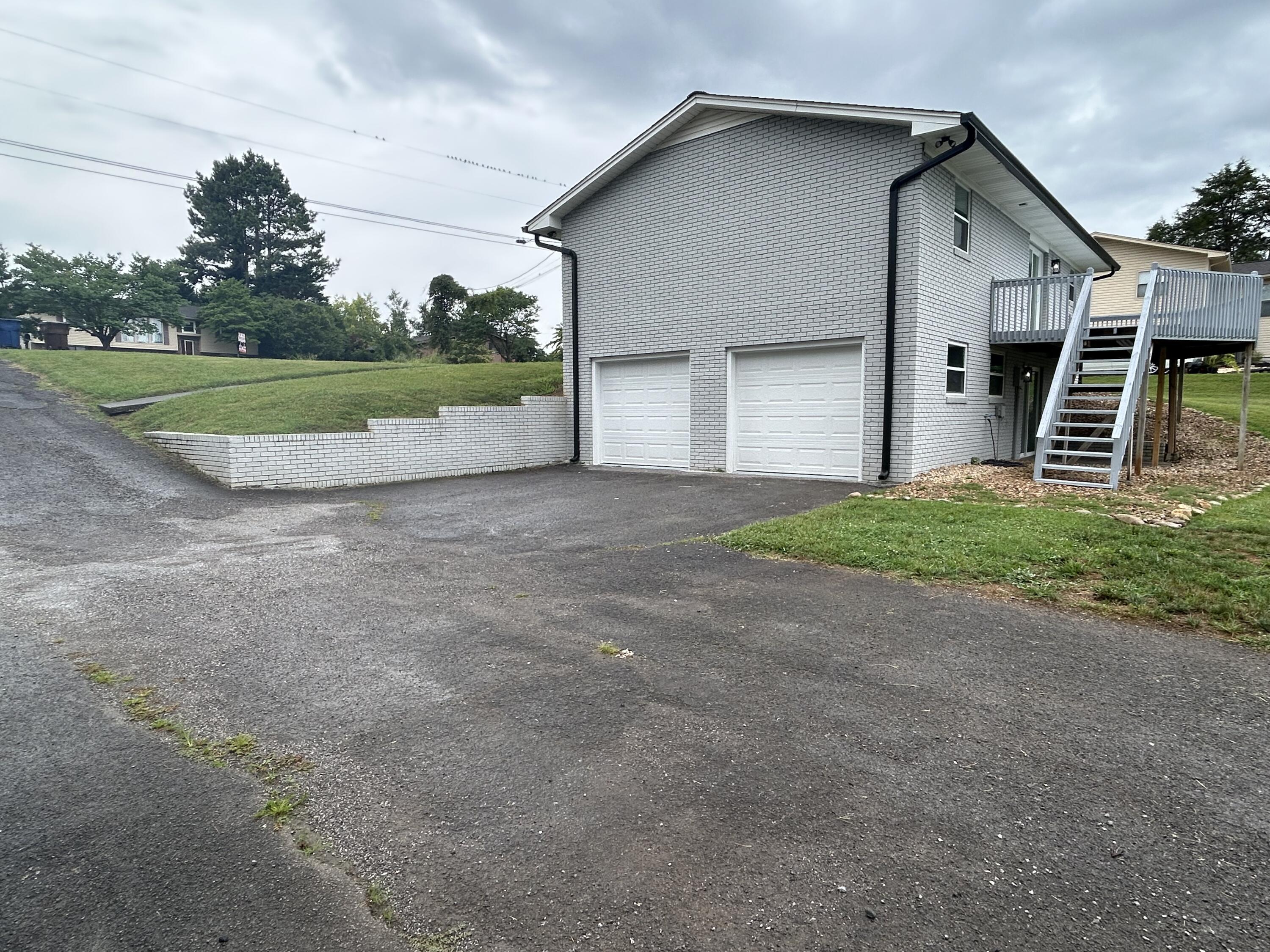 Image 4: Garage