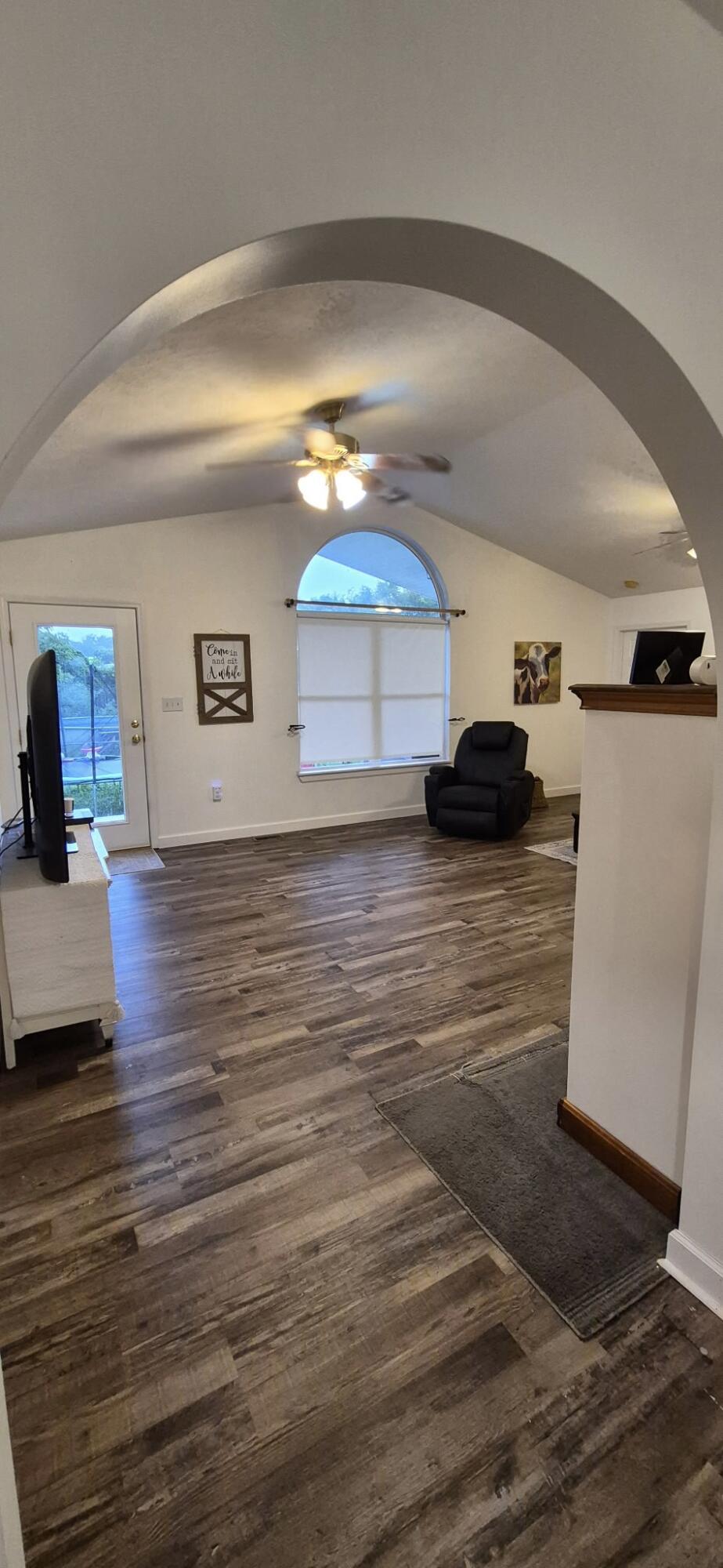 Image 4: Foyer to living room
