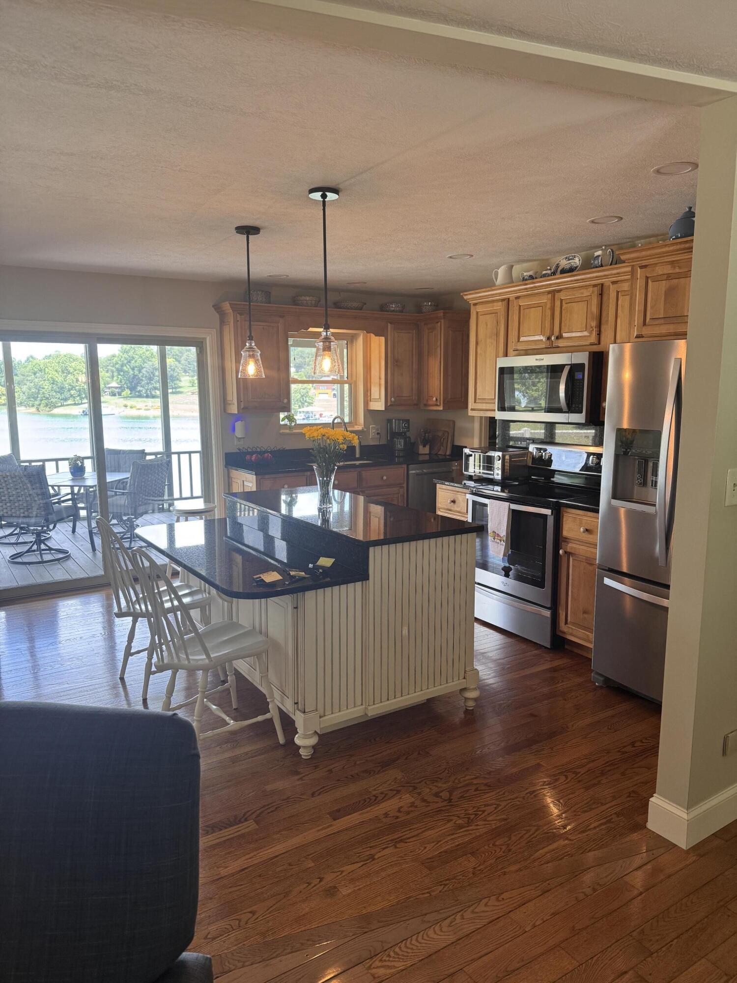 Image 4: Kitchen