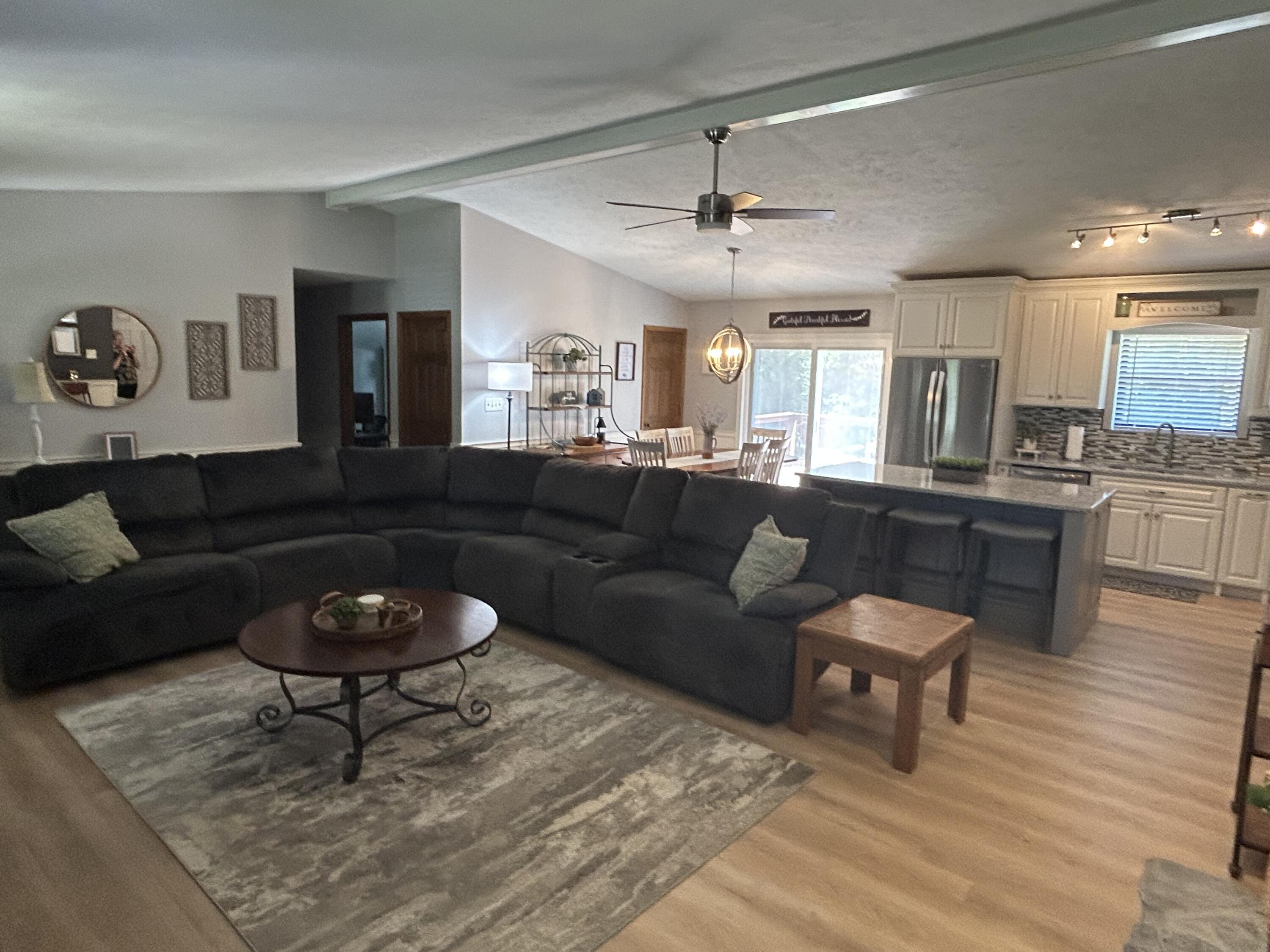 Image 4: Living Room