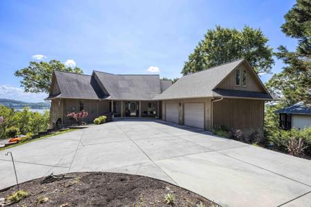 425 Lake Vista Court
