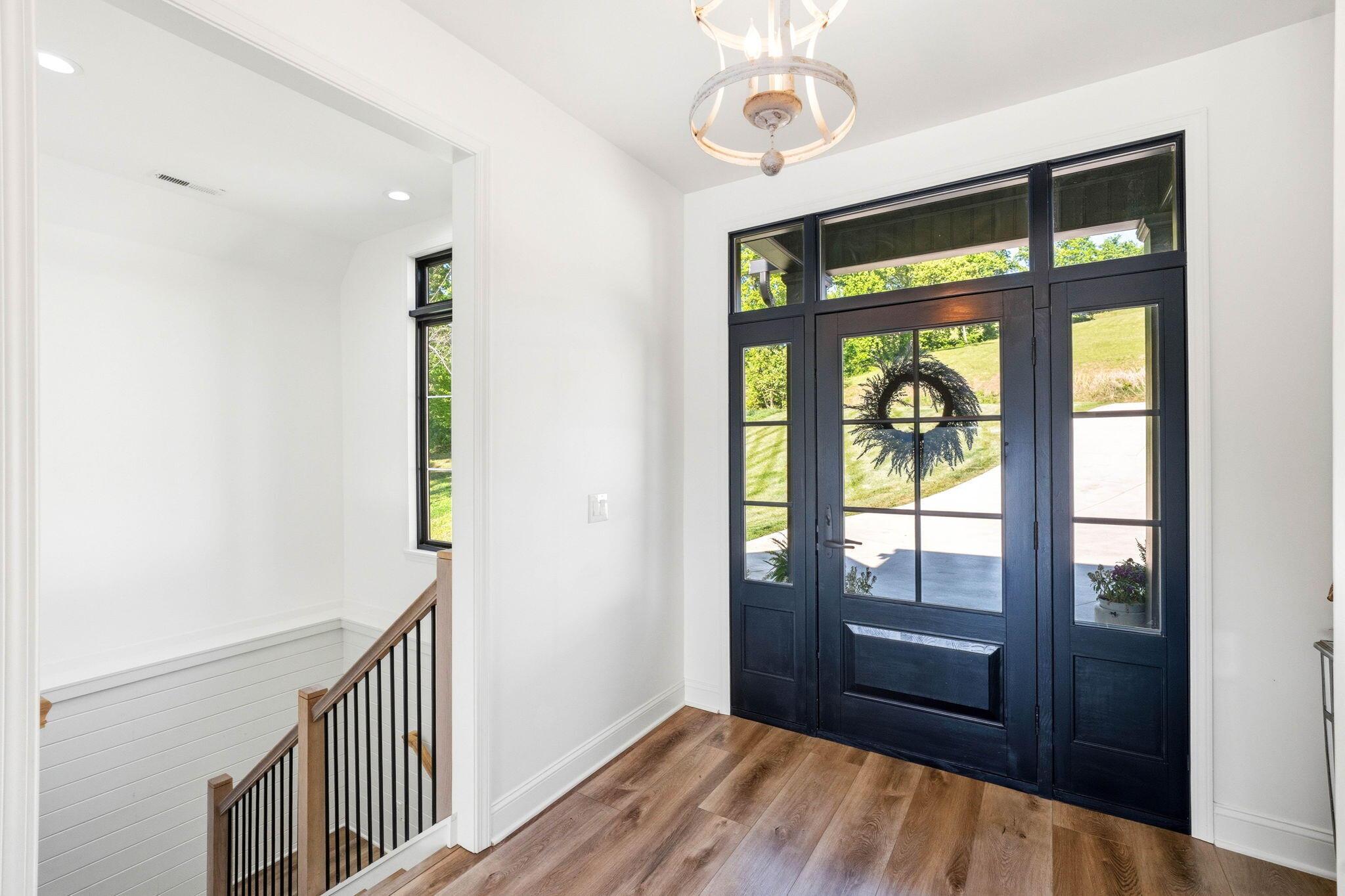 Image 4: Entry foyer