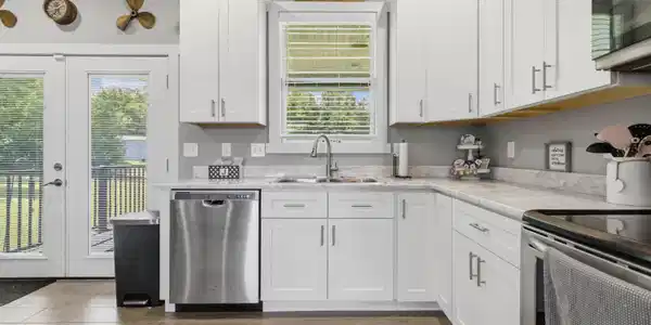 Image 4: Kitchen