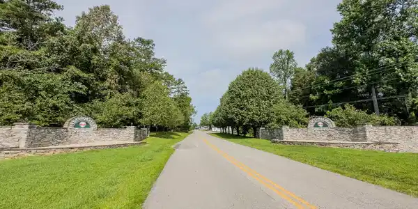 Image 3: Lake Cumberland Resort Entrance