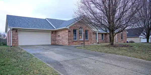 220 Lakepointe Drive