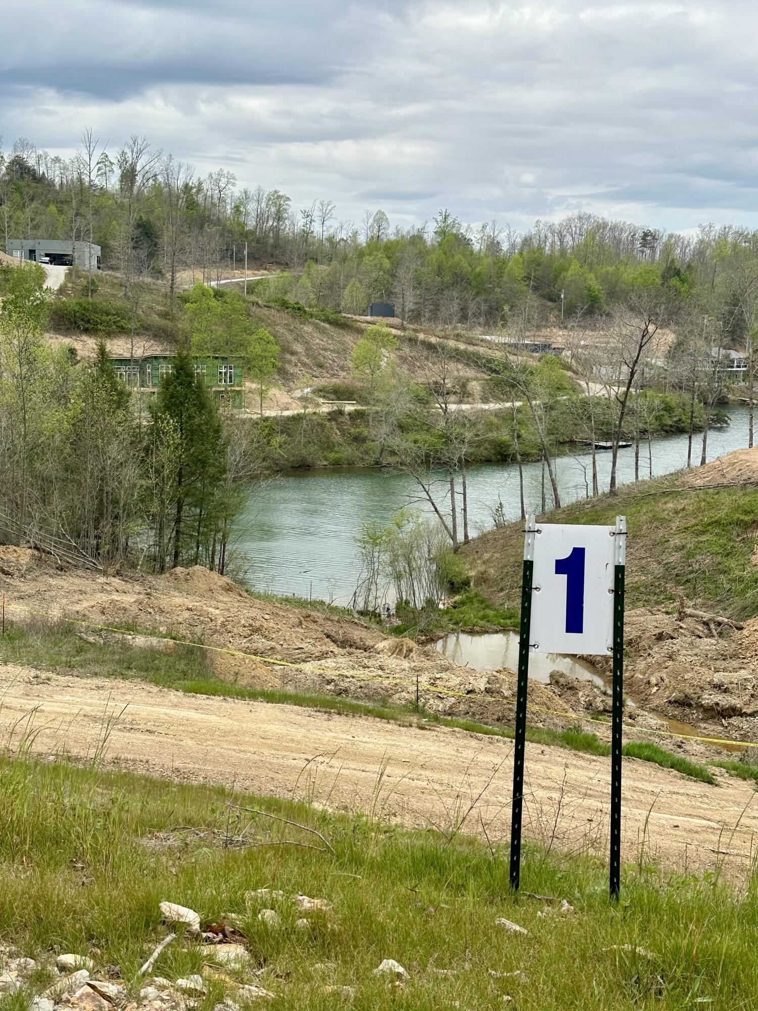 Image 4: LOT 1