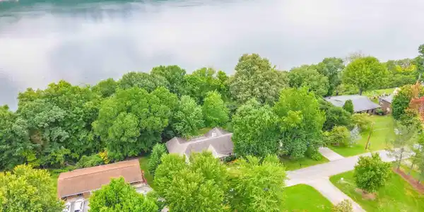 335 Lakeview Drive