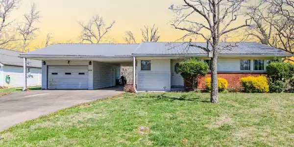 906 E Lakeshore Drive