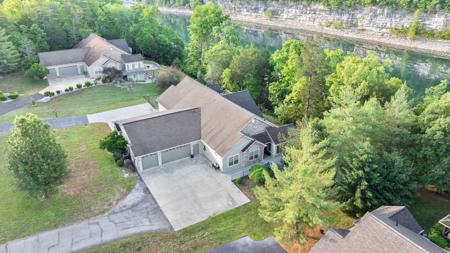 512 W Canterbury Drive