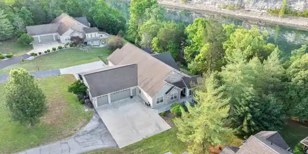 512 W Canterbury Drive