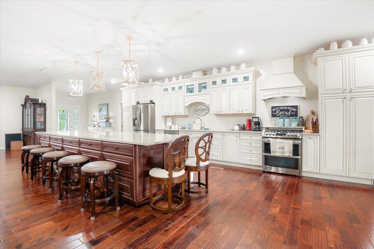 Image 3: 12-Kitchen