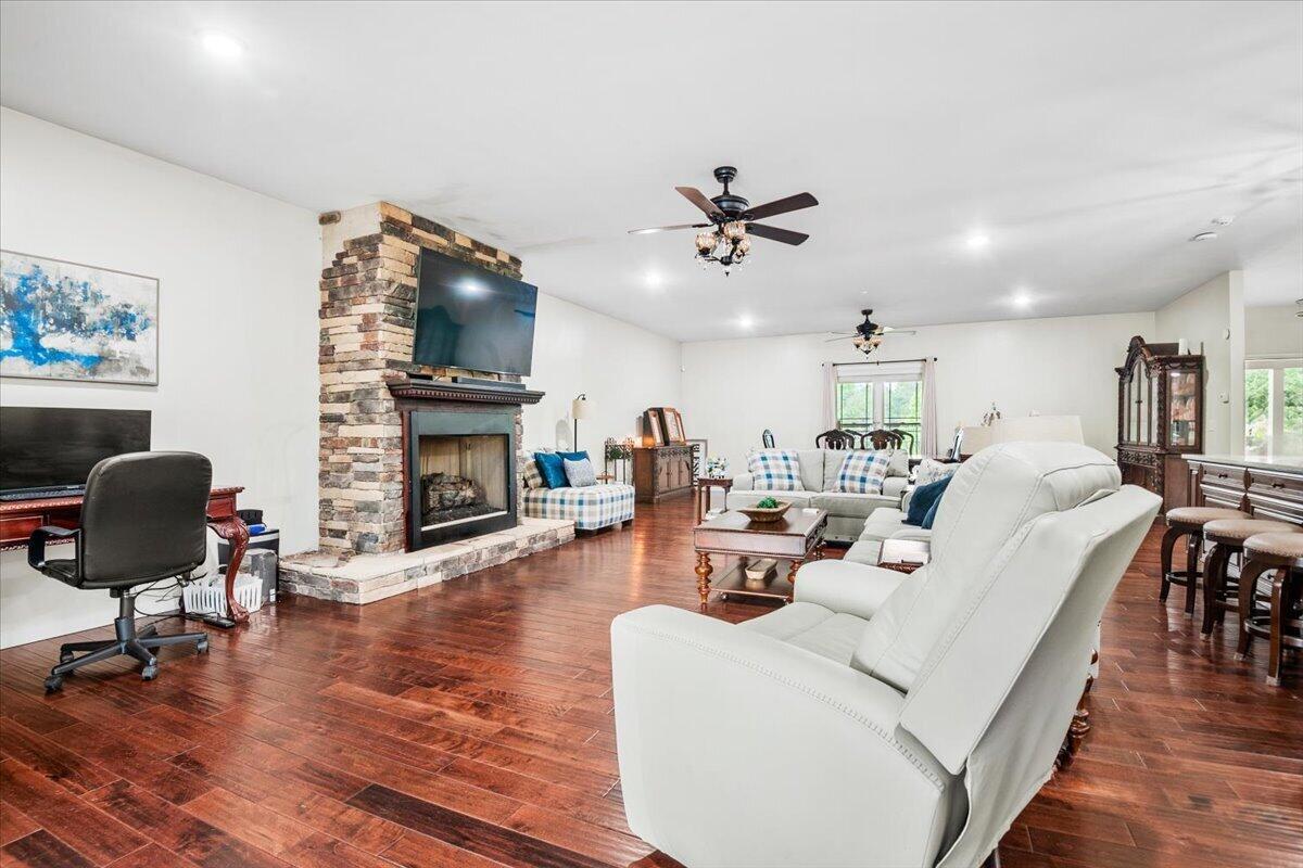 Image 4: 06-Living Room