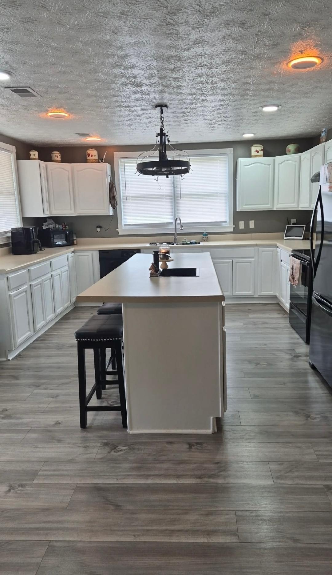 Image 4: kitchen