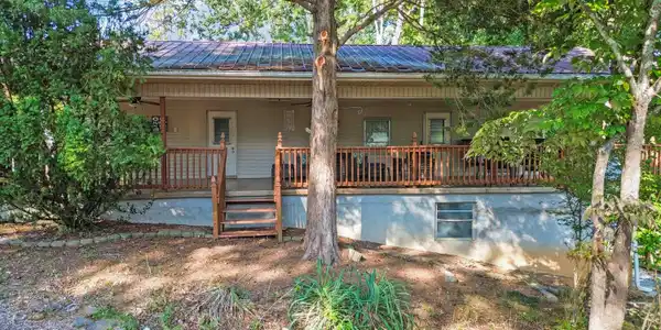 147 Lakeshore Drive